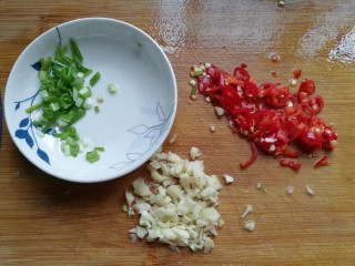 8、椒盐红薯玉米粒,红辣椒切细末，蒜切末，葱切小断备用；