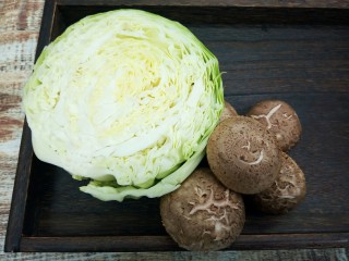1、厨房挑战+素菜+家常素炒,圆白菜半个，香菇6朵