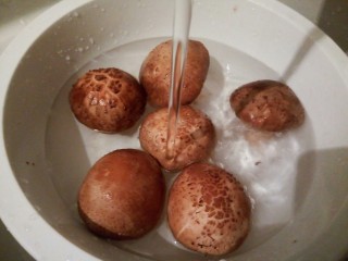 2、厨房挑战+素菜+家常素炒,盘里加点盐，加水，香菇浸泡5分钟