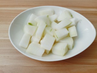 2、海带冬瓜汤,冬瓜去皮切成小块。