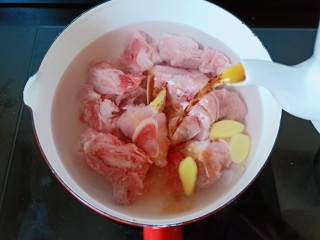 5、海带冬瓜汤,排骨放入锅里加一点生姜片。加一勺料酒去腥。