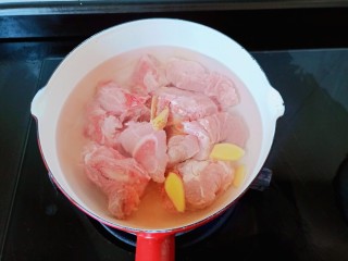 6、海带冬瓜汤,开大火开始焯水。