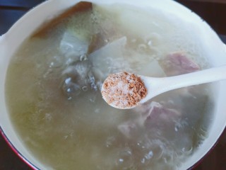 15、海带冬瓜汤,加一点点味精提鲜。