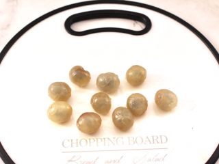 3、金燕耳金桔桂圆羹,桂圆去外皮后洗净。