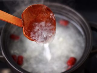 9、金燕耳金桔桂圆羹,15分钟后的金燕耳，已经出胶咯，晶莹透亮，色白如玉。