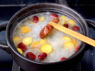 13、金燕耳金桔桂圆羹,小火继续炖煮5分钟左右，因为都是新鲜水果，所以很快就熟了。