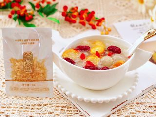 15、金燕耳金桔桂圆羹,把炖好的金桔桂圆金燕耳盛入碗中，就可以享用了。