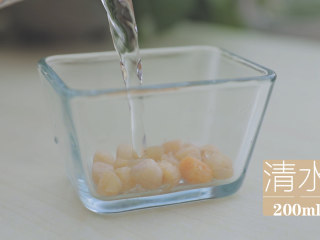 1、暖暖鲜虾砂锅粥 「厨娘物语」,15g干贝加入200ml清水泡发备用。