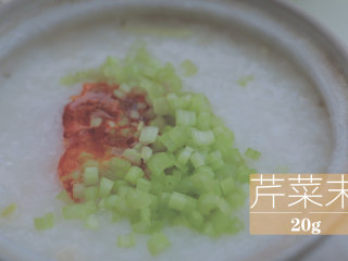 12、暖暖鲜虾砂锅粥 「厨娘物语」,倒入虾油和20g芹菜末搅拌均匀，加入1g盐1g白胡椒调味。