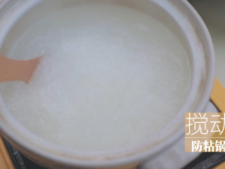 10、暖暖鲜虾砂锅粥 「厨娘物语」,加入1L清水大火煮开转小火，加入捏松散的干贝。（期间要不断搅拌防止粘锅哦）