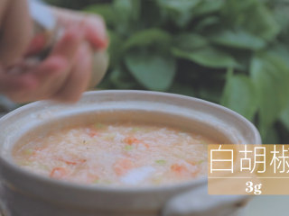 13、暖暖鲜虾砂锅粥 「厨娘物语」,倒入虾油和20g芹菜末搅拌均匀，加入1g盐1g白胡椒调味。