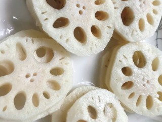 2、健脾清肺的蒸藕盒,切厚片，中间一刀不切断。