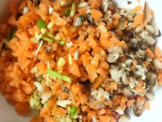 5、健脾清肺的蒸藕盒,加入姜葱末、香菇末、胡萝卜末。