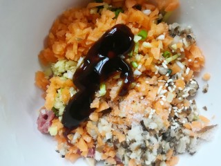 6、健脾清肺的蒸藕盒,然后依次加入蚝油、鸡精、料酒、食盐。