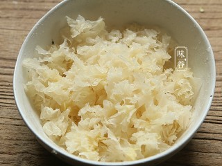 5、莲子百合薏米银耳羹,撕成小碎块（碎点可以简短熬制 的时间）