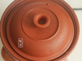 10、莲子百合薏米银耳羹,盖上锅盖，炖煮2小时。