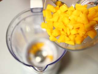 6、美味甜点-芒果黑米甜甜,将切好的芒果粒倒入料理机中