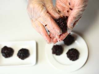 10、美味甜点-芒果黑米甜甜,把黑米捏成圆形状