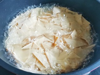 2、青椒炒千张,千张焯水一分钟去掉豆腥味捞出。