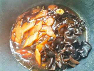 11、青椒炒千张,加入木耳胡萝卜，