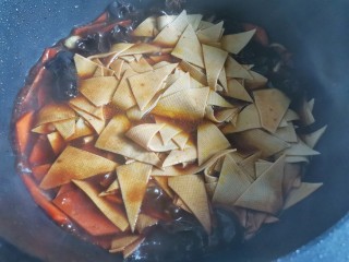 12、青椒炒千张,加入千张，