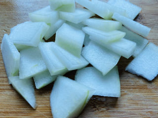 5、海带冬瓜汤,切成厚薄均匀片状