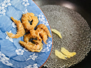 8、海带冬瓜汤,放入虾干