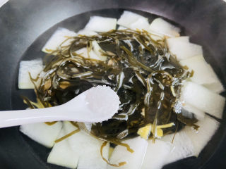 11、海带冬瓜汤,加入1小茶匙盐搅拌均匀