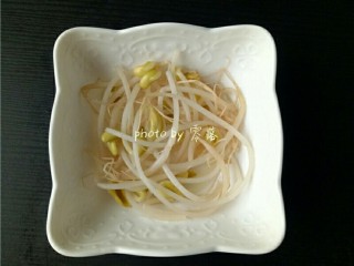 6、水煮肉片,将豆芽捞出，放在碗底；