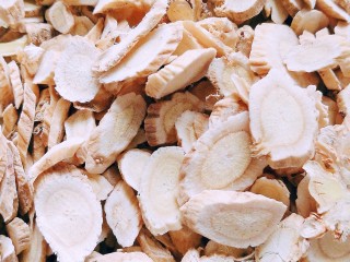 1、滋阴益气，黄芪石斛红枣粥,黄芪，补气。