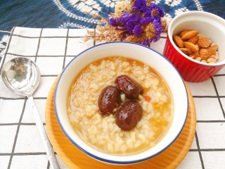 13、滋阴益气，黄芪石斛红枣粥,加入古法红糖，温阳化瘀、益气滋阴，搭配坚果，就是美味早餐啦。