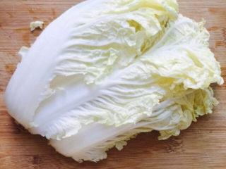 1、火腿炖白菜,准备好白菜
