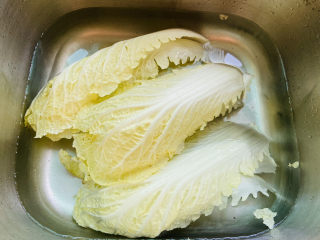 3、火腿炖白菜,清洗干净