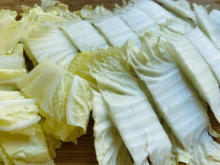 4、火腿炖白菜,切去根部，切段备用