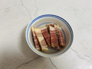 6、火腿炖白菜,金华火腿较咸，所以放入清水中浸泡20分钟去掉咸味