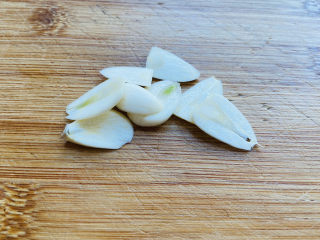 7、火腿炖白菜,蒜头去皮切片