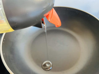 9、火腿炖白菜,锅中倒入少许食用油