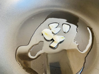 10、火腿炖白菜,加热至七成热放入蒜片爆香