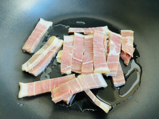 11、火腿炖白菜,放入火腿片