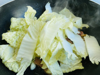 13、火腿炖白菜,倒入白菜