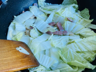 14、火腿炖白菜,大火翻炒两分钟左右