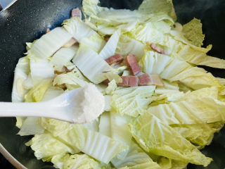 15、火腿炖白菜,加入少许盐翻炒均匀