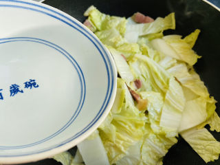 16、火腿炖白菜,加入一碗热水