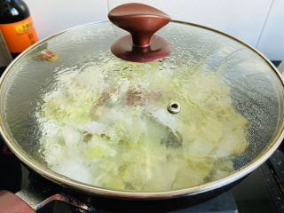 17、火腿炖白菜,盖上锅盖中大火煮熟