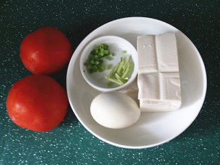 1、#了不起的小番茄# 蟹黄豆腐烩番茄,备好全部食材