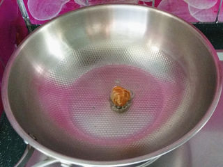 6、#了不起的小番茄# 蟹黄豆腐烩番茄,锅热倒入芥花油、下咸鸭蛋黄