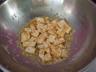 8、#了不起的小番茄# 蟹黄豆腐烩番茄,中火炒匀后盛出备用