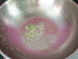 9、#了不起的小番茄# 蟹黄豆腐烩番茄,重新倒入芥花油、煸香葱沫