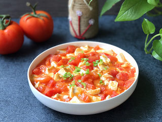 16、#了不起的小番茄# 蟹黄豆腐烩番茄,鲜辣滑嫩，味道犹如真的蟹黄了