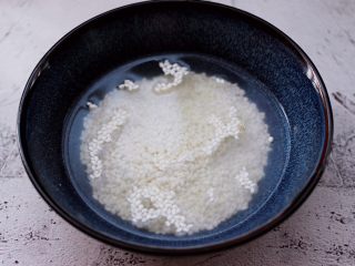 2、紫薯百合核桃糯米粥,把糯米提前浸泡一会儿。